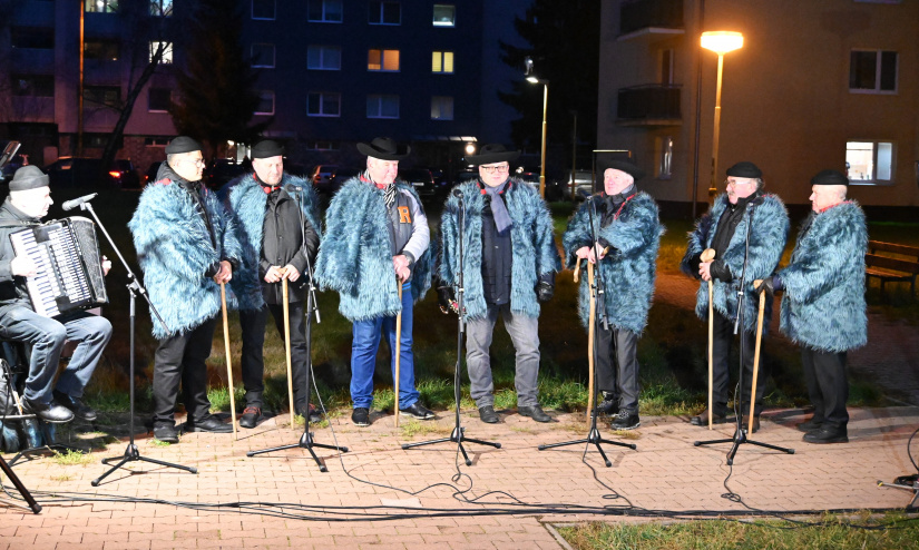 Humenné prináša kultúru bližšie k ľuďom: Zažite Sídliskové vinšovačky!