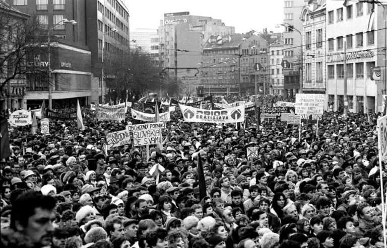 Nežná revolúcia v Bratislave 1989. Zdroj foto: attelier.sk