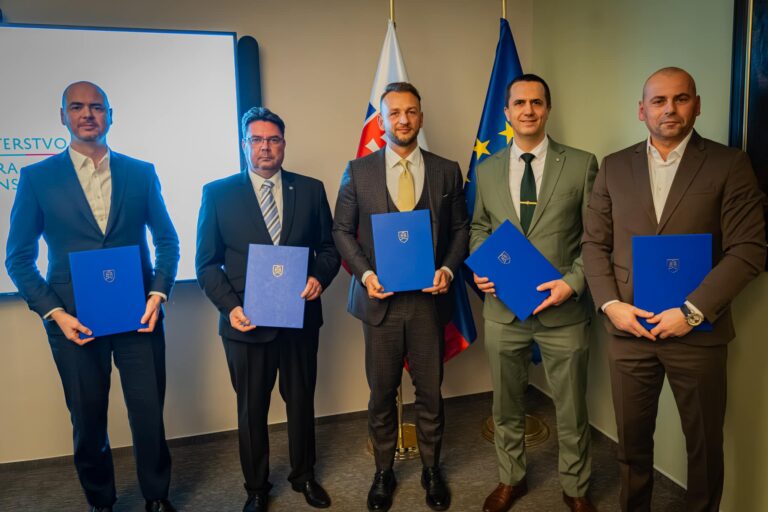 Podpis kolektívnych zmlúv. Zdroj foto: Facebook Ministerstvo vnútra SR