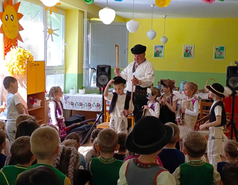 Folklór v škôlke: Deti sa učili o tradíciách cez zážitky a hudbu