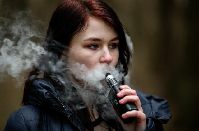 Rusko smeruje k úplnému zákazu e-cigariet, vláda chce zastaviť ich predaj aj dovoz. Zákon podporuje aj Putin