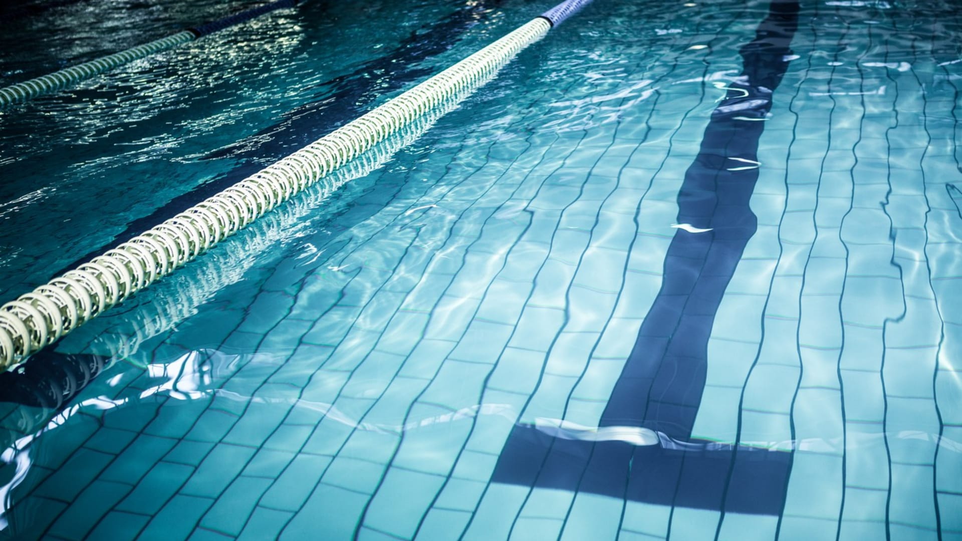 Tragédia na plaveckých pretekoch . Účastník počas súťaže zomrel